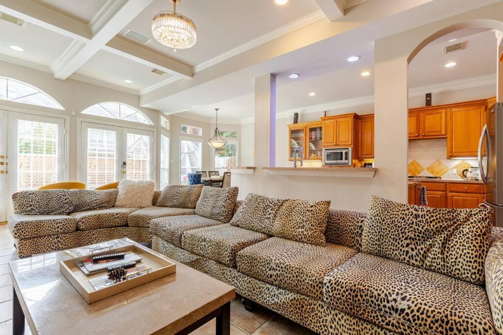 Insperit Home At Galleria With Heated Pool Spa Houston Bagian luar foto