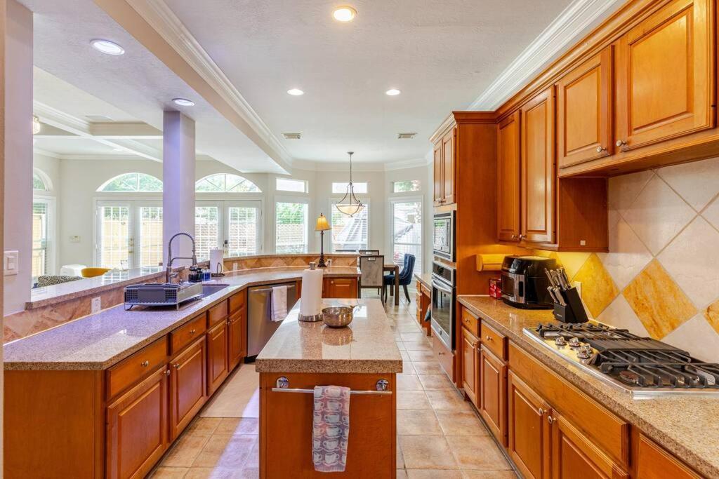 Insperit Home At Galleria With Heated Pool Spa Houston Bagian luar foto